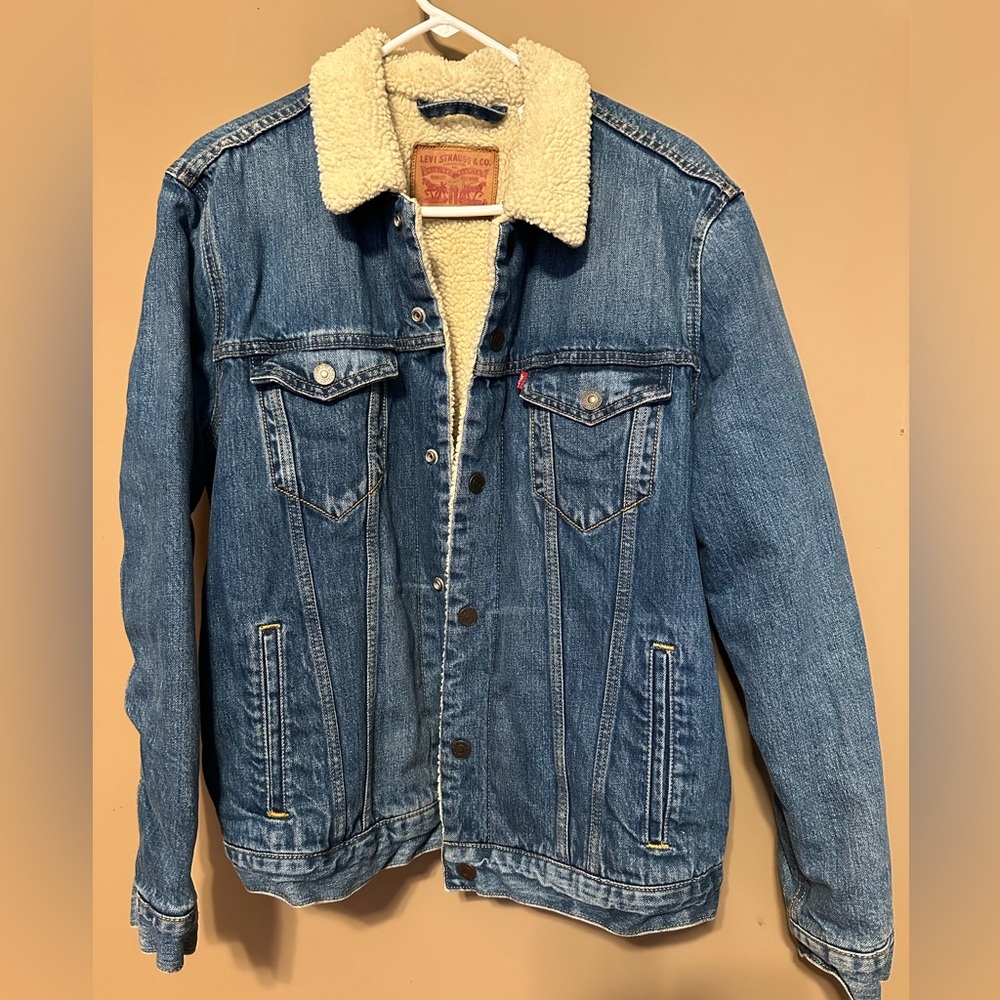 Levi’s Sherpa trucker jacket men’s size large.  Used good condition.  Warm